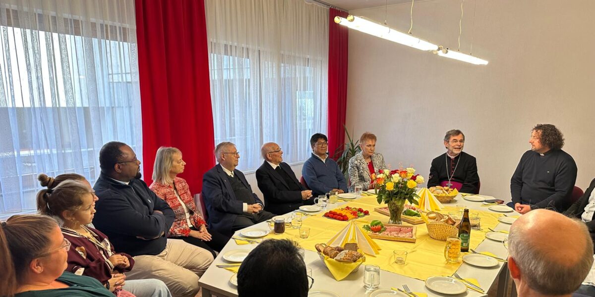 Wiener Erzbischof im Gespräch mit hauptamtlichen MitarbeiterInnen der Pfarre „Der Weg Jesu“